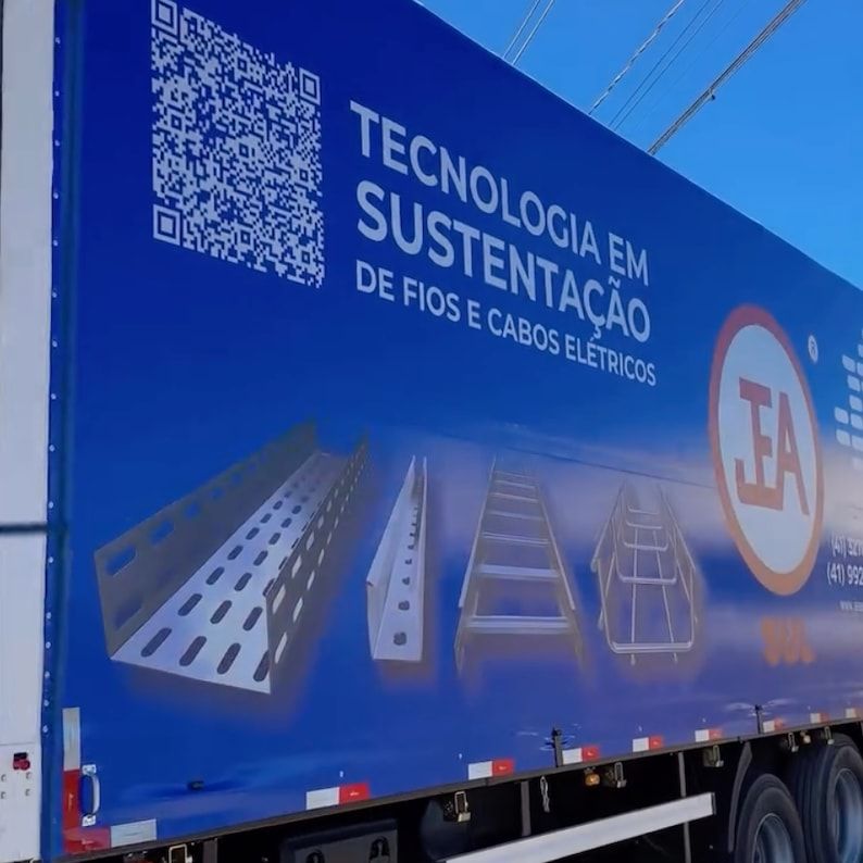 Lateral do caminhão da JEA Sul com eletrocalhas ilustradas e a frase "Tecnologia em sustentação de fios e cabos elétricos".