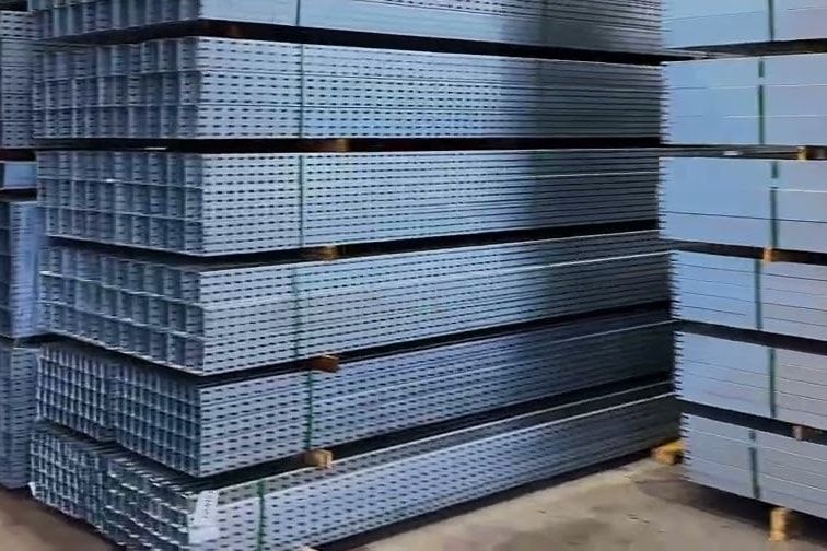 Pilhas de eletrocalhas galvanizadas no estoque da fábrica.