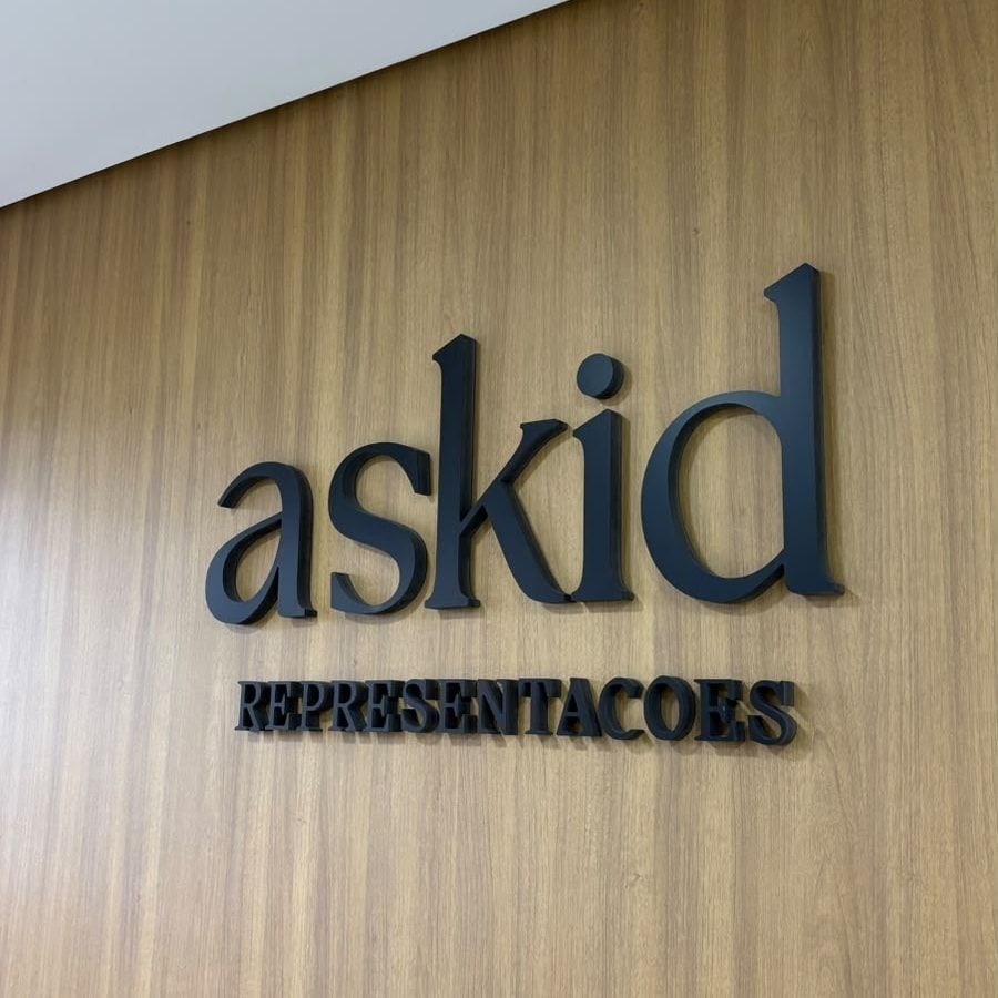 Placa com o nome askid representações na parede de madeira do escritório.
