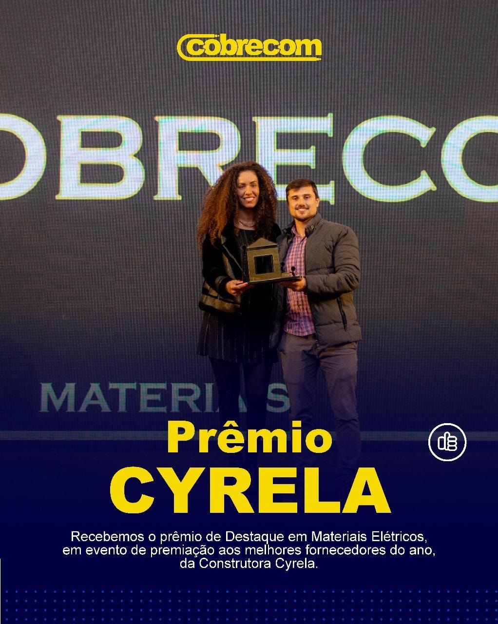 Post do Prêmio Cyrela: duas pessoas seguram o troféu de Destaque em Materiais Elétricos no evento da Construtora Cyrela.