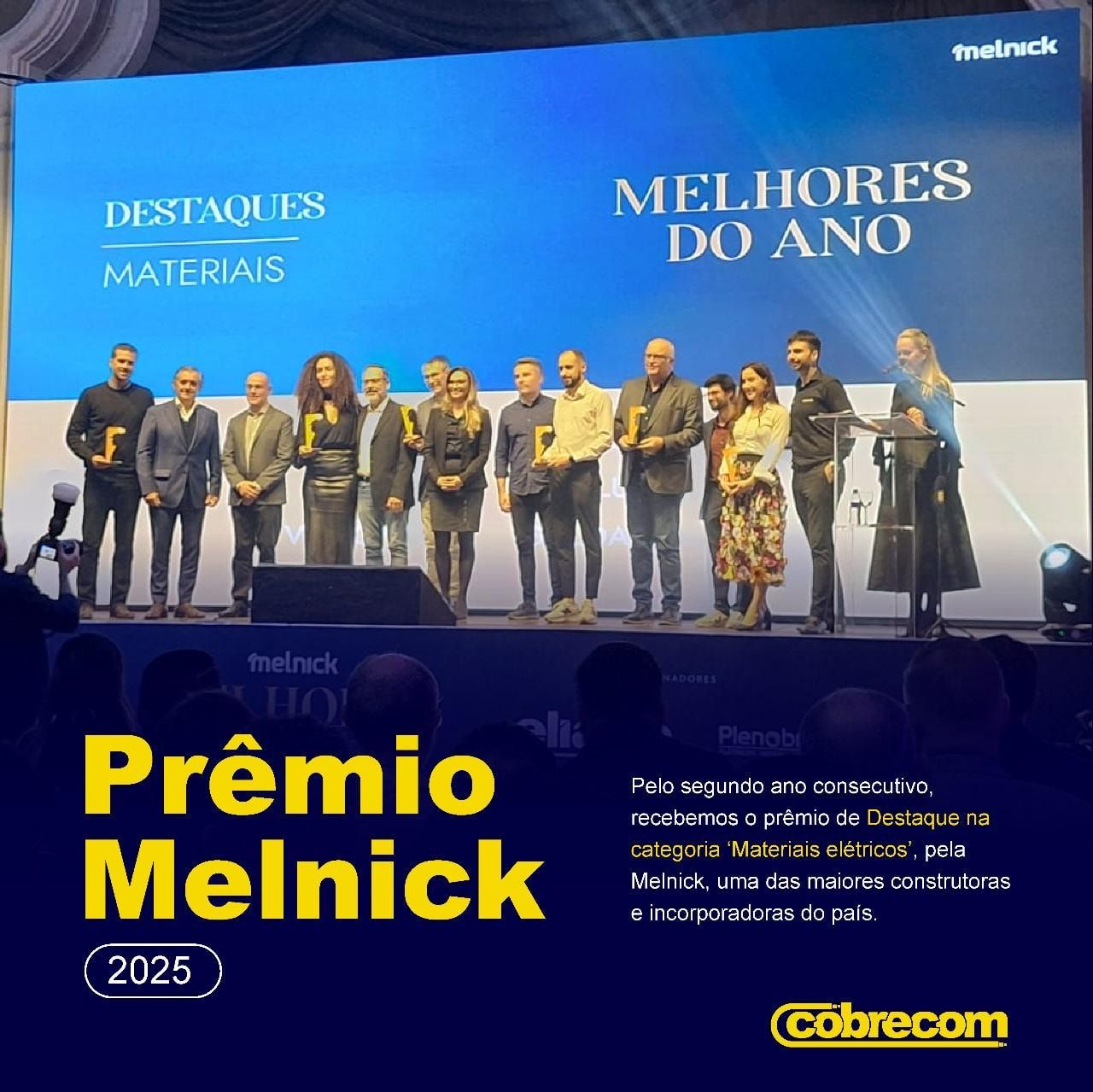 Post do Prêmio Melnick 2025: premiados reunidos no palco do Melhores do Ano da Melnick, destaque em Materiais elétricos pelo segundo ano seguido.