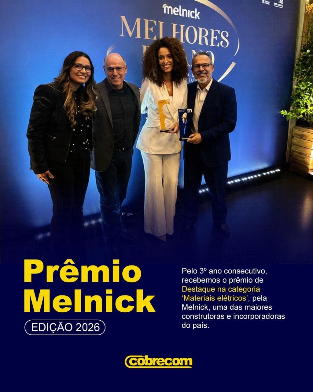 Post do Prêmio Melnick, edição 2026: quatro pessoas posam com o troféu no evento Melhores do Ano da Melnick.